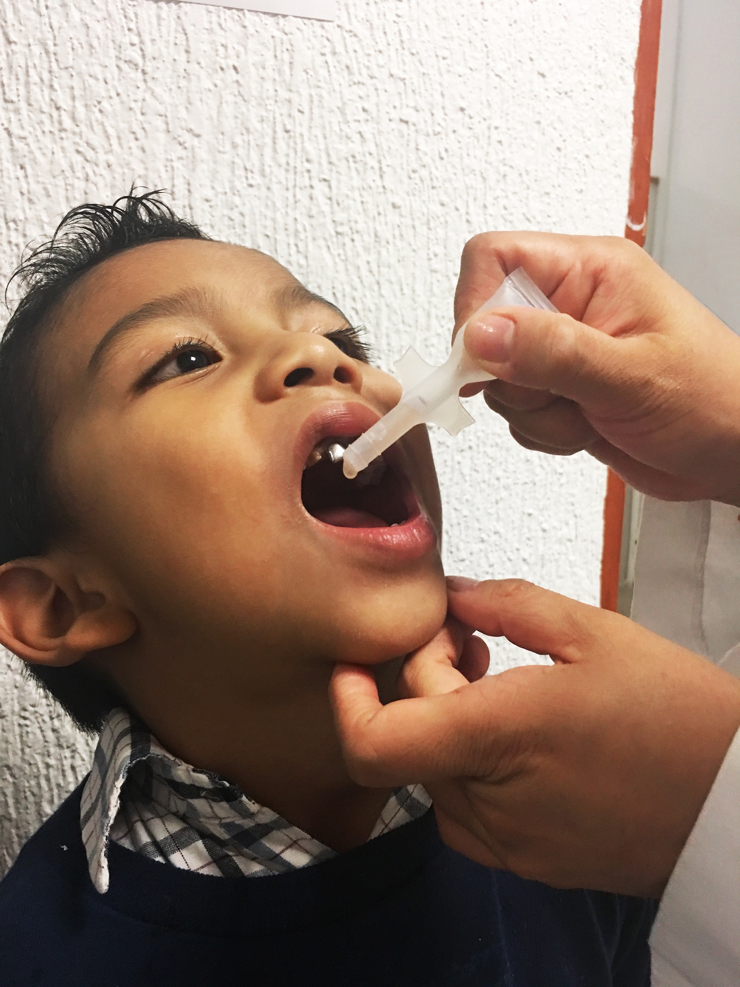 Aplicación de la vacuna Sabin contra la polio